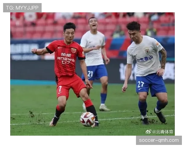上海海港目前在新赛季中超联赛中状态起伏,阵容磨合与防守稳定性仍需观察。 上海海港目前在新赛季中超联赛中状态起伏,阵容磨合与防守稳定性仍需观察。